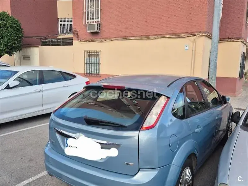Usado Ford Focus Titanium 109 CV (80 kW) 2008 Gris / plata Berlina