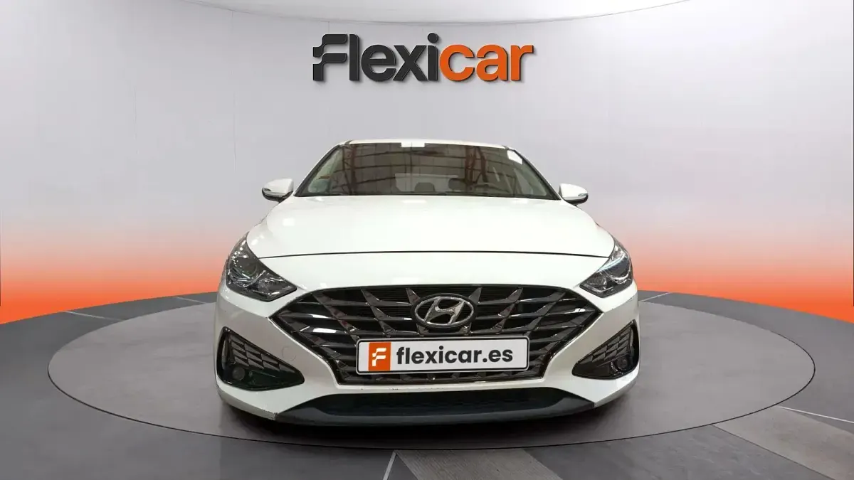 Usado Hyundai i30 120 CV (88 kW) 2021 Blanco Berlina