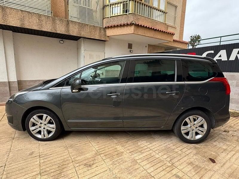 Usado Peugeot 5008 Allure 130 CV (95 kW) 2016 Gris / plata Monovolumen