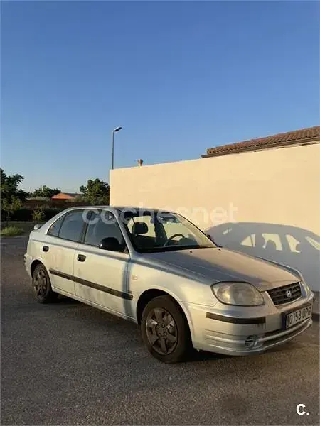 Usado Hyundai Accent 81 CV (59 kW) 2005 Gris / plata Berlina