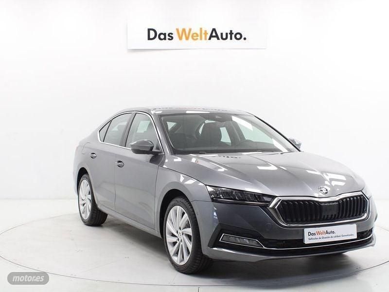 Gris / plateado Nuevo 2024 Skoda Octavia Selection Berlina | 28.990 € (Super precio) - Imagen 1/4