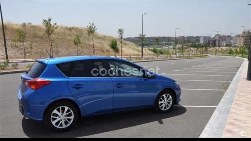 Usado Toyota Auris Active 90 CV (66 kW) 2013 Azul Berlina
