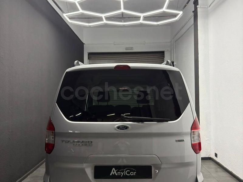 Usado Ford Tourneo Courier Titanium 100 CV (73 kW) 2016 Gris / plata Monovolumen