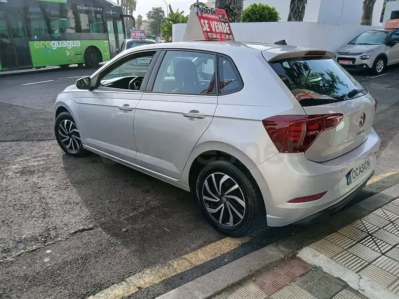 Usado VW Polo 95 CV (69 kW) 2021 Gris / plata Utilitario