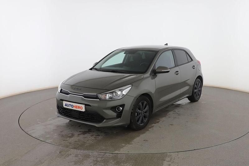 Usado Kia Rio 101 CV (74 kW) 2022 Gris Berlina