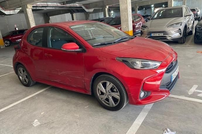 Usado Toyota Yaris Hybrid Active 116 CV (85 kW) 2025 Rojo Utilitario