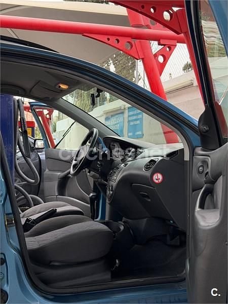 Usado Ford Focus Ghia 100 CV (73 kW) 2001 Azul Familiar