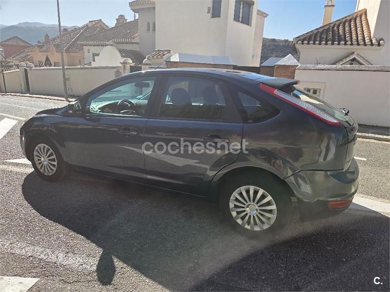 Usado Ford Focus Trend 115 CV (84 kW) 2010 Gris / plata Berlina