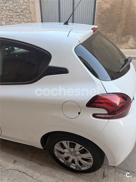 Usado Peugeot 208 Active 75 CV (55 kW) 2015 Blanco Utilitario