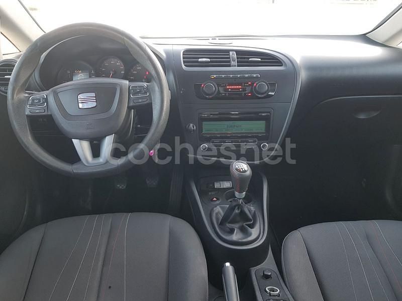 Usado Seat Leon Reference 105 CV (77 kW) 2012 Rojo Berlina