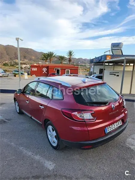 Usado Renault Mégane GrandTour Dynamique 105 CV (77 kW) 2010 Granate Familiar