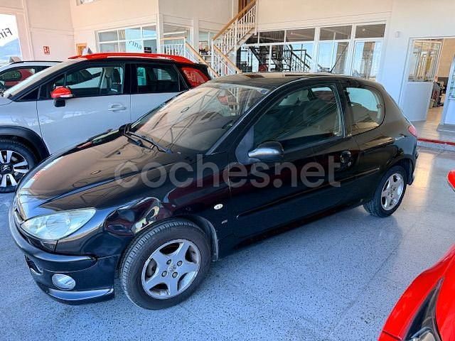 Usado Peugeot 206 70 CV (51 kW) 2005 Negro Berlina