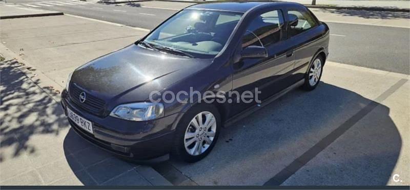 Usado Opel Astra Sport 147 CV (108 kW) 2001 Negro Berlina