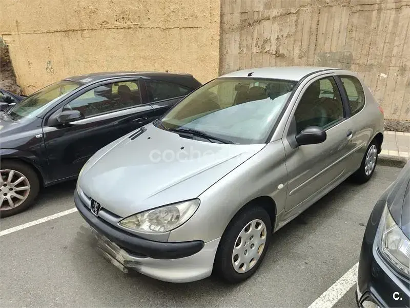 Usado Peugeot 206 Quiksilver 75 CV (55 kW) 2005 Gris / plata Berlina
