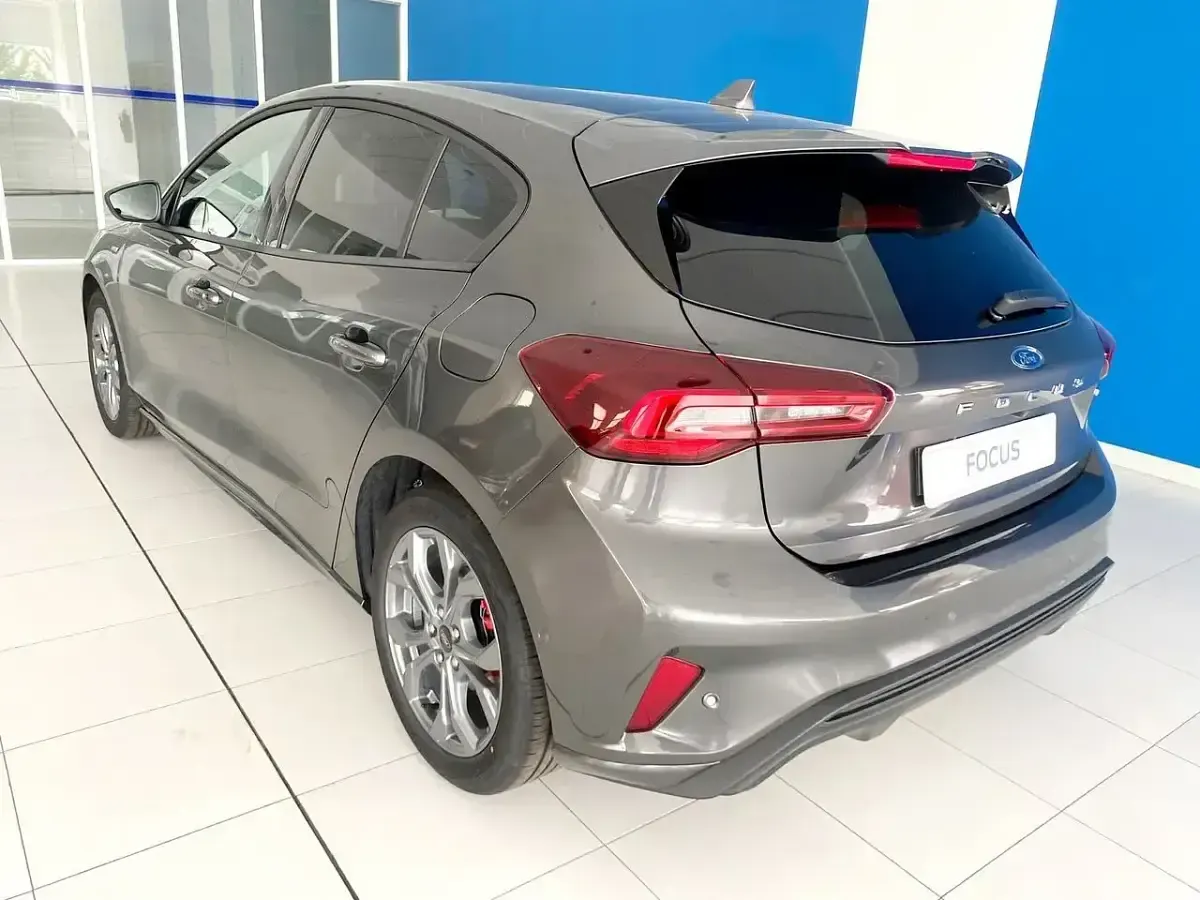 Begagnad Ford Focus ST-Line 125 HK (91 kW) 2023 Grå Halvkombi