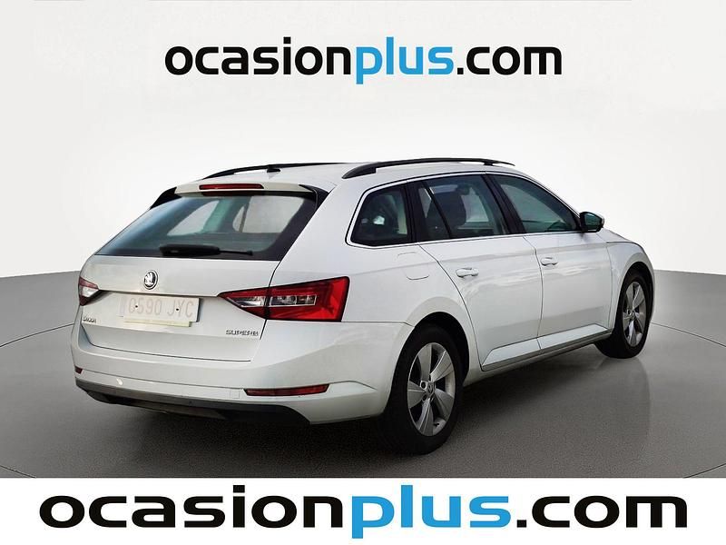 Usado Skoda Superb Ambition 150 CV (110 kW) 2017 Blanco Familiar