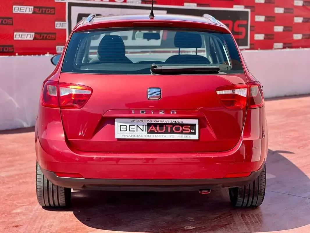 Usado Seat Ibiza ST Ecomotive 75 CV (55 kW) 2011 Rojo Familiar