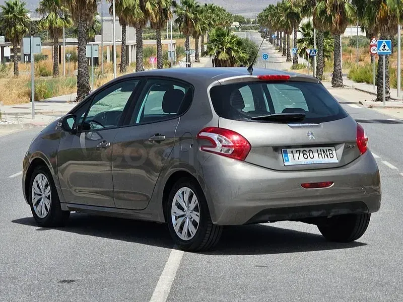 Usado Peugeot 208 Active 95 CV (69 kW) 2012 Marrón Utilitario