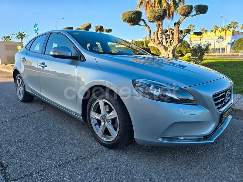 Gris / plata Usado 2015 Volvo V40 Momentum Berlina | 8900 € (Precio justo) - Imagen 1/4