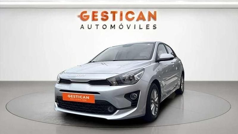 Usado Kia Rio 101 CV (74 kW) 2023 Plateado Berlina