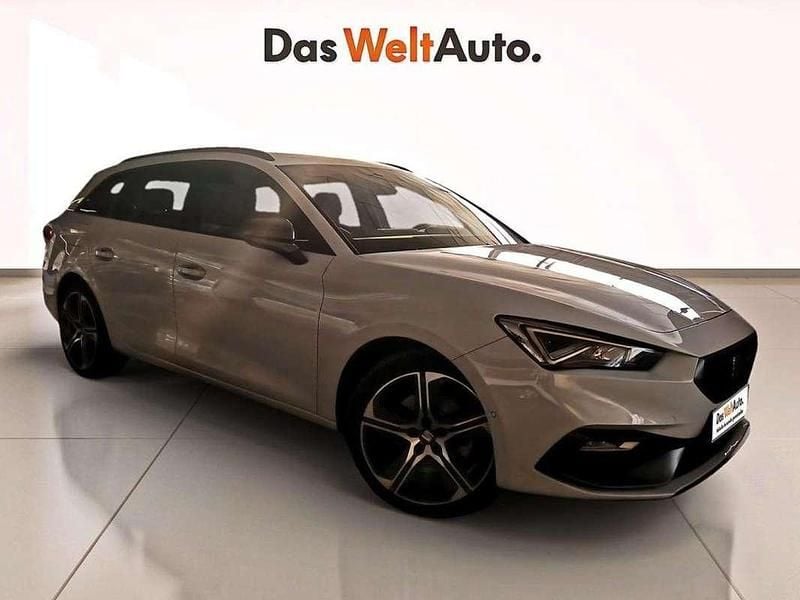 Usado Seat Leon FR 150 CV (110 kW) 2022 Blanco Familiar