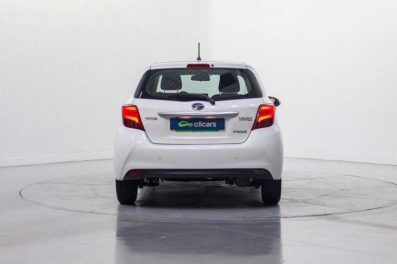 Usado Toyota Yaris Hybrid Active 100 CV (73 kW) 2017 Blanco Berlina