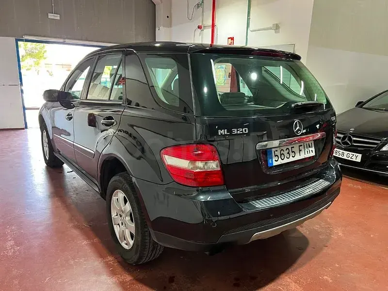 Usado Mercedes ML320 224 CV (164 kW) 2006 Negro SUV