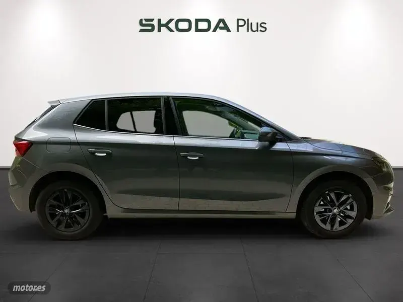 Usado Skoda Fabia Selection 115 CV (84 kW) 2025 Gris / plateado Utilitario