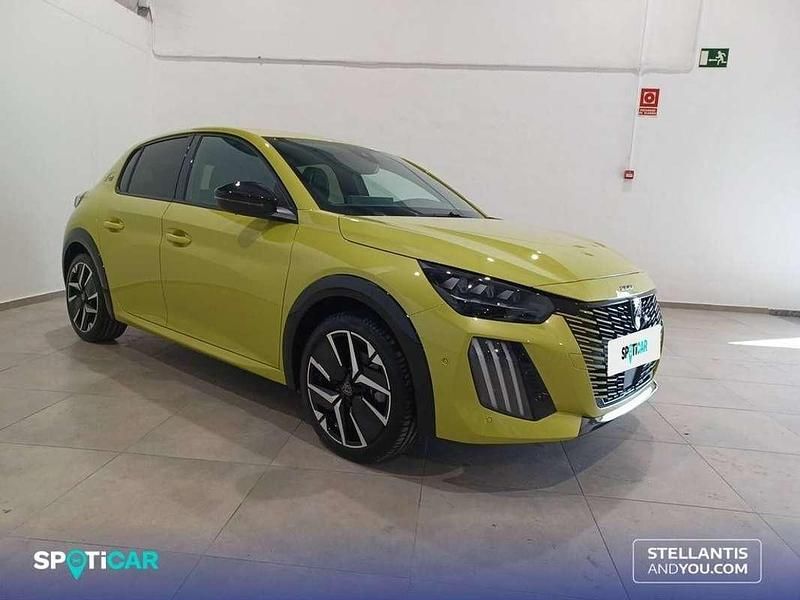 Usado Peugeot e-208 GT 114 kW (156 CV) 2024 Amarillo Utilitario