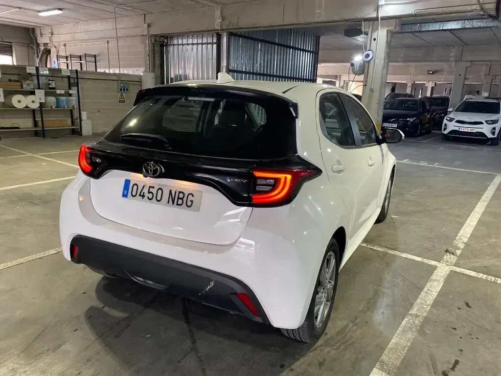 Usado Toyota Yaris Hybrid Active 115 CV (84 kW) 2025 Blanco Berlina