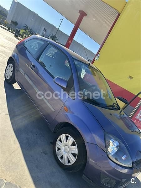 Usado Ford Fiesta Trend 80 CV (58 kW) 2006 Azul Utilitario