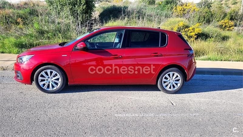Usado Peugeot 308 Style 100 CV (73 kW) 2020 Rojo Berlina
