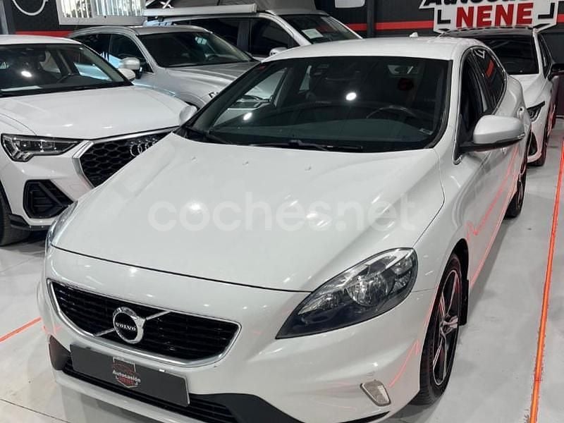 Blanco Usado 2017 Volvo V40 R-Design Momentum Berlina | 10.899 € (Precio justo) - Imagen 1/4