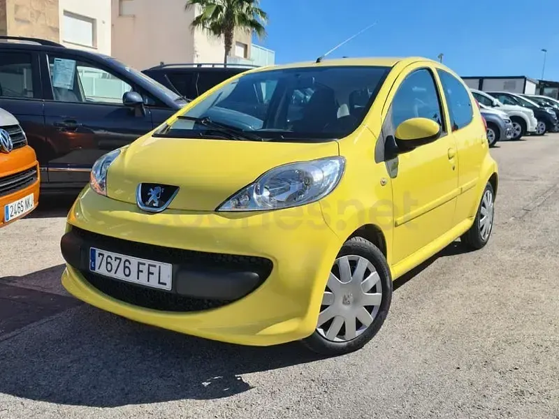 Usado Peugeot 107 68 CV (50 kW) 2006 Amarillo Utilitario