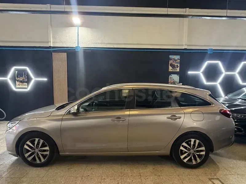 Usado Hyundai i30 140 CV (102 kW) 2017 Gris / plata Familiar