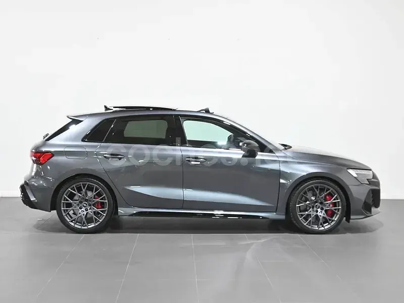 Usado Audi RS3 Sport 400 CV (294 kW) 2025 Gris / plata Berlina