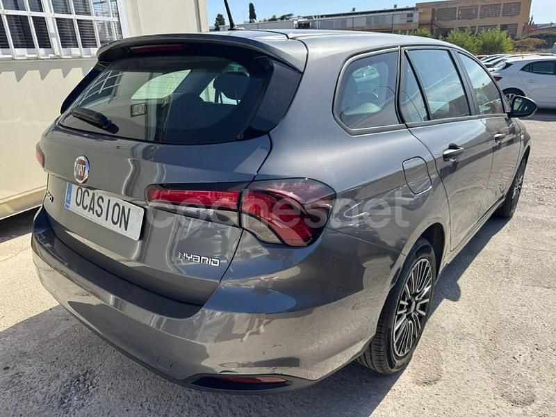 Usado Fiat Tipo Cross 130 CV (95 kW) 2022 Gris / plata Familiar
