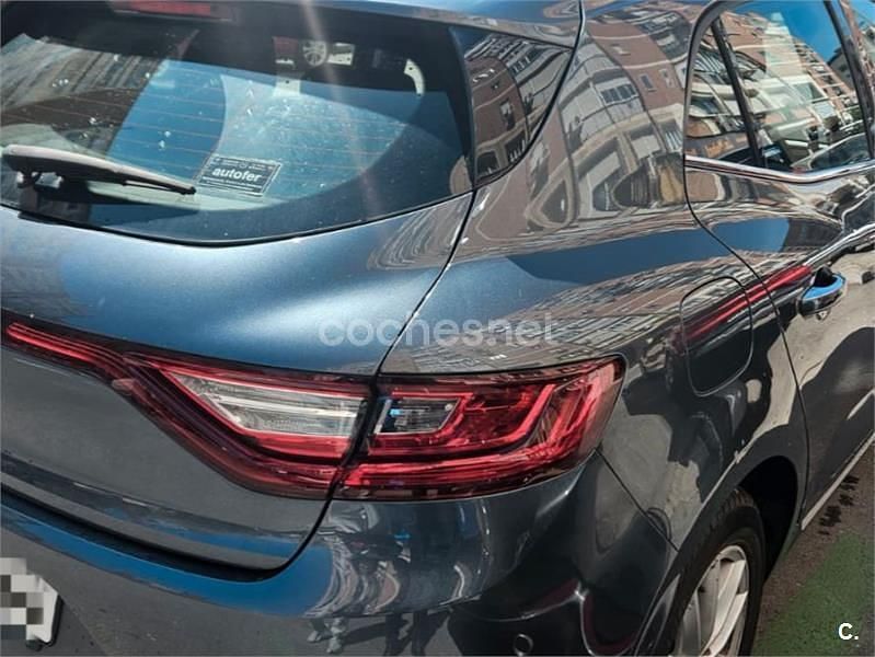 Usado Renault Mégane IV Zen 130 CV (95 kW) 2017 Gris / plata Berlina