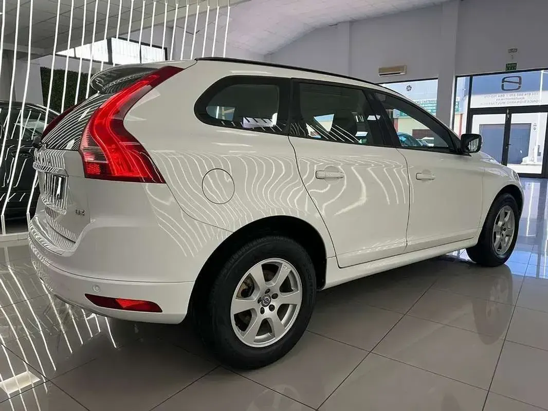 Käytetty Volvo XC60 Kinetic 150 HP (110 kW) 2016 Valkoinen Katumaasturi