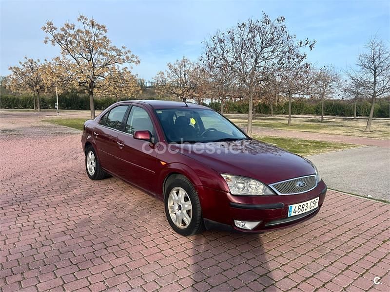Usado Ford Mondeo Ghia 130 CV (95 kW) 2004 Granate Berlina