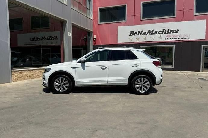 Usado VW T-Roc Advance 111 CV (81 kW) 2022 Amarillo SUV