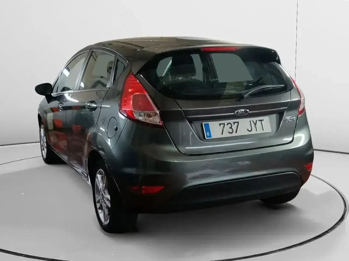Usado Ford Fiesta Trend 82 CV (60 kW) 2017 Gris / plata Berlina