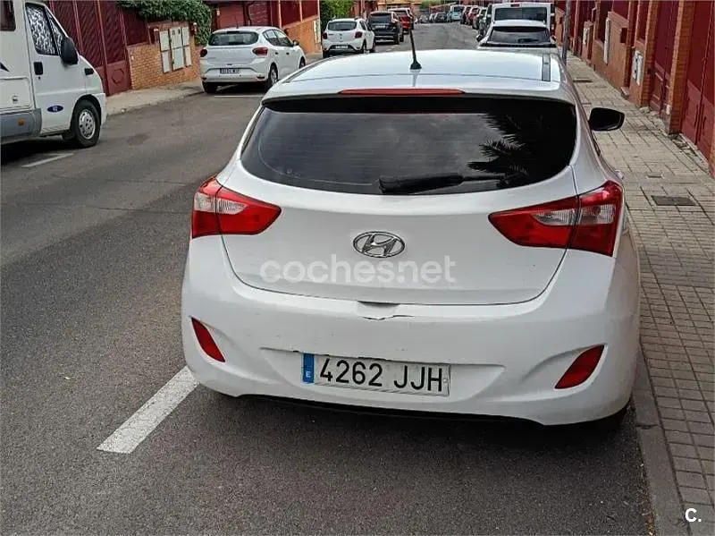 Usado Hyundai i30 90 CV (66 kW) 2015 Blanco Berlina
