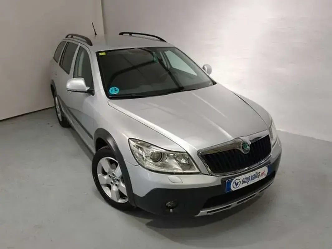 Usado Skoda Octavia 160 CV (117 kW) 2011 Plateado SUV