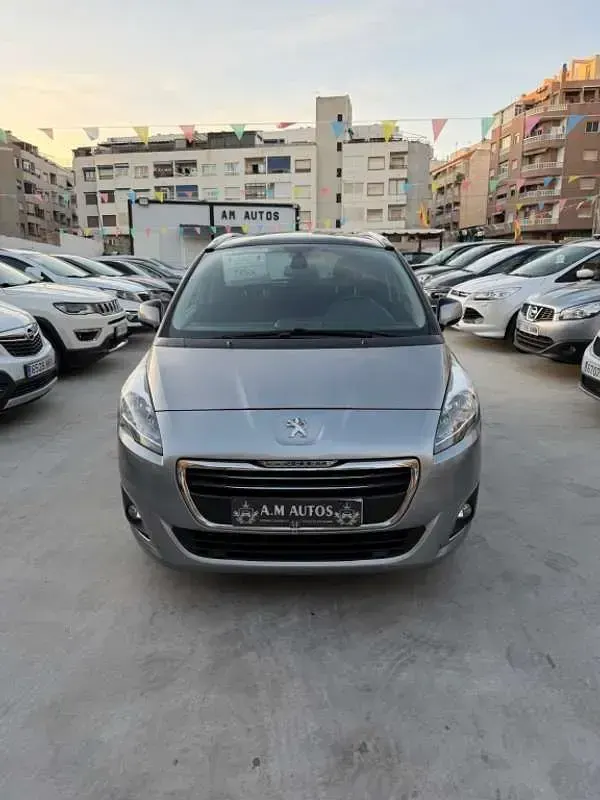 Usado Peugeot 5008 120 CV (88 kW) 2016 Gris Monovolumen