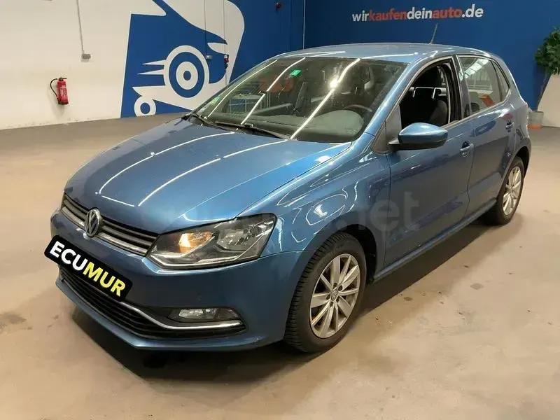 Usado VW Polo 75 CV (55 kW) 2015 Azul Berlina