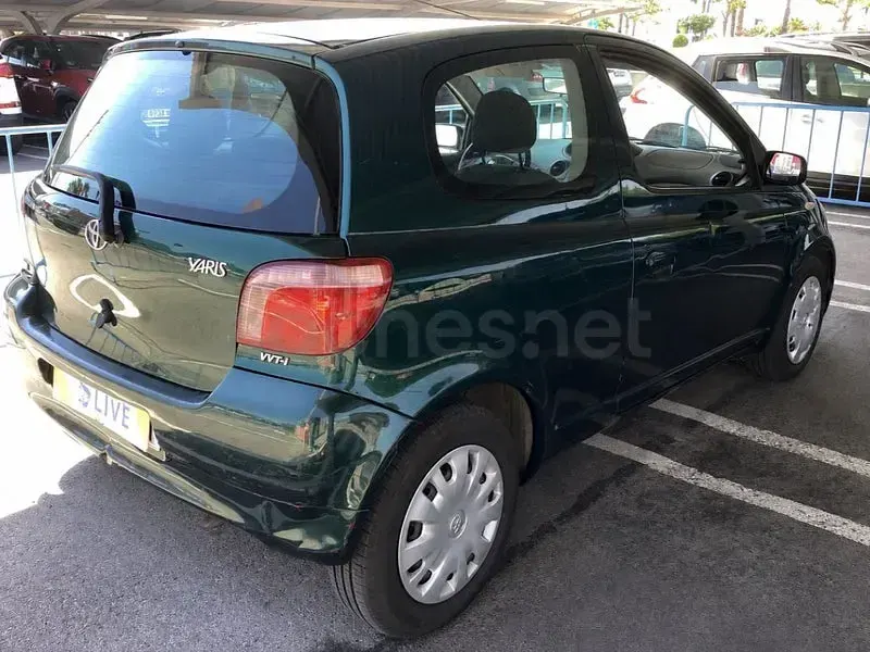 Usado Toyota Yaris Terra 68 CV (50 kW) 2002 Verde Berlina