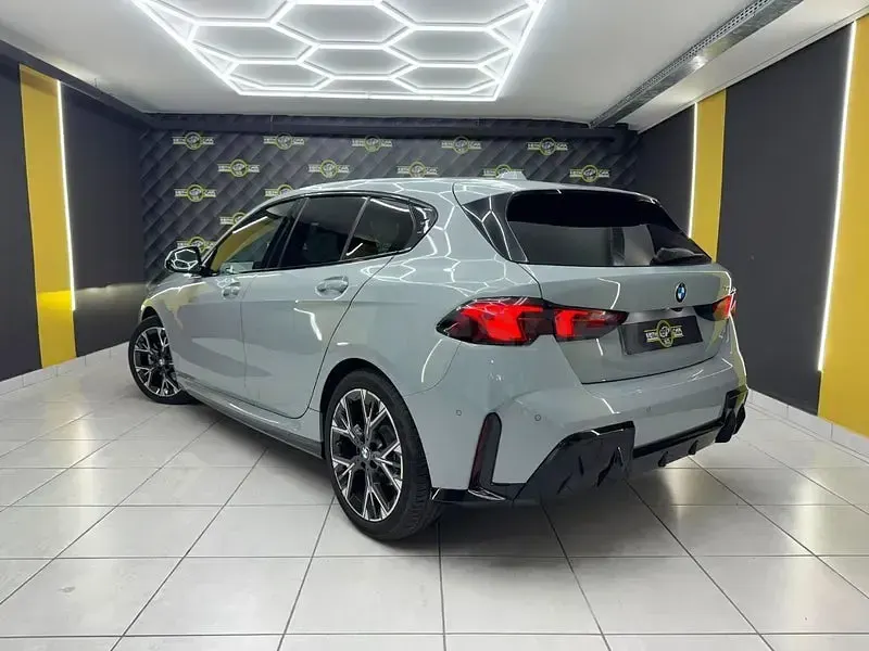 Usado BMW 120 170 CV (125 kW) 2025 Gris / plata Utilitario
