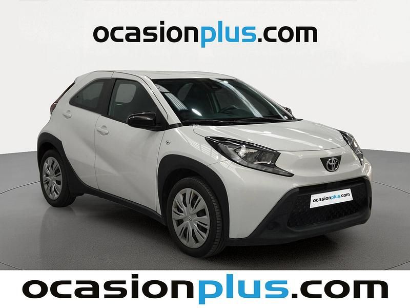 Usado Toyota Aygo X Play 72 CV (52 kW) 2023 Blanco SUV