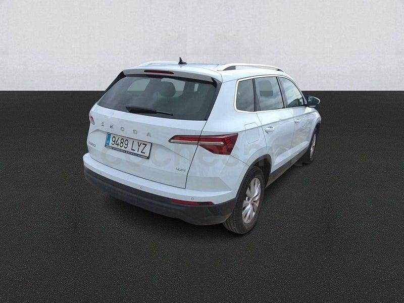 Usado Skoda Karoq Ambition 150 CV (110 kW) 2022 Blanco SUV